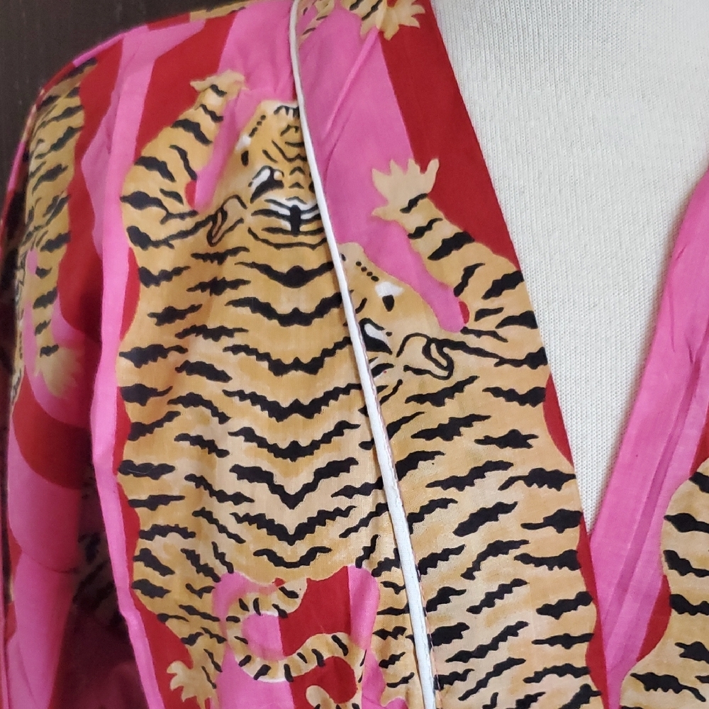 Pink and Black Tiger Robe Nwot - Picture 3 of 6